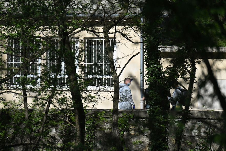 Le personnel de police scientifique de la mosquée Grand-Combe où un fidèle musulman a été tué avec des coups de couteau le 25 avril 2025 dans le GARD