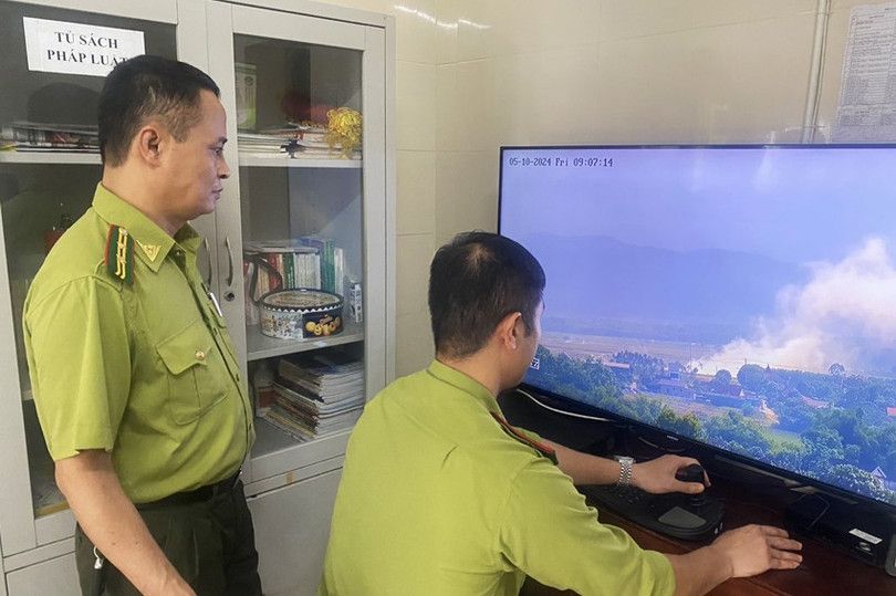 Les gardes forestiers de la ville de Hong Linh observent des gens qui manipulent des ménages de végétation et tirent à travers l'écran. hl-copy.jpg