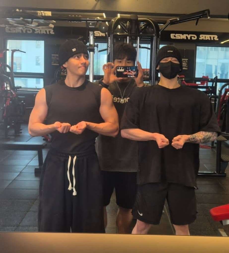 Taehyung, Jungkook et Song Kang dans le gymnase: nouvelles photos de panique Taehyung, Jungkook et Song Kang dans le gymnase: nouvelles photos de panique