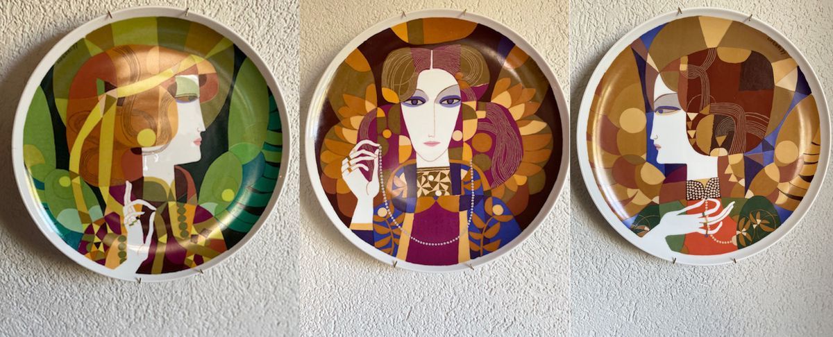 Trois assiettes murales artistiques avec des portraits stylisés de femmes dans des couleurs vives sur un fond texturé. Trois assiettes murales artistiques avec des portraits stylisés de femmes dans des couleurs vives sur un fond texturé.