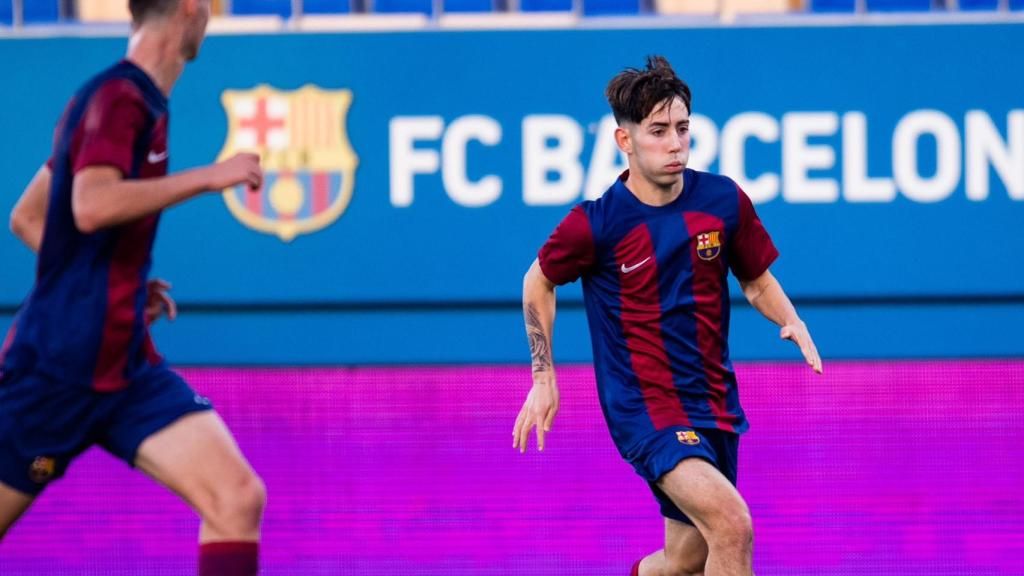 Dani Rodríguez conduit le ballon dans un match avec les jeunes A de Barça