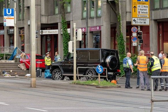 Stuttgart Auto Faug dans la foule à Stuttgart, police et employé du SSB derrière la classe G noire, Car Faith in Crowd, Stuttgart, Olgastra�e 35, Stuttgart, Heilbronnerstrass ...