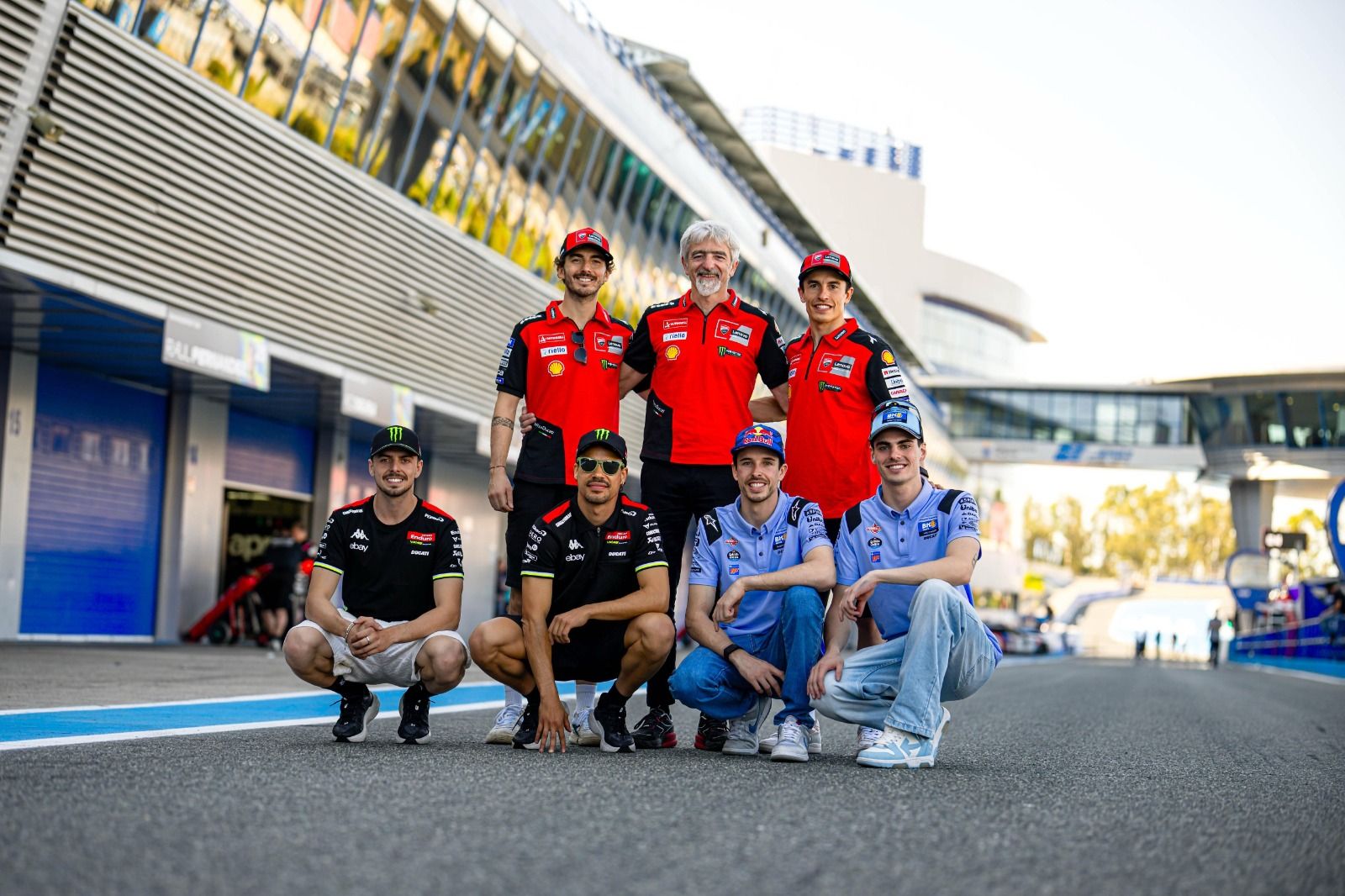 Gigi Dall'Igna Junto à Los Seis Pilotos ducati en Motogp 2025: Pecco Bagnaua, Marc Márquez, Alex Márquez, Fermoín Alduguer, Franco Morbidelli Y Fabio di Giannantonio