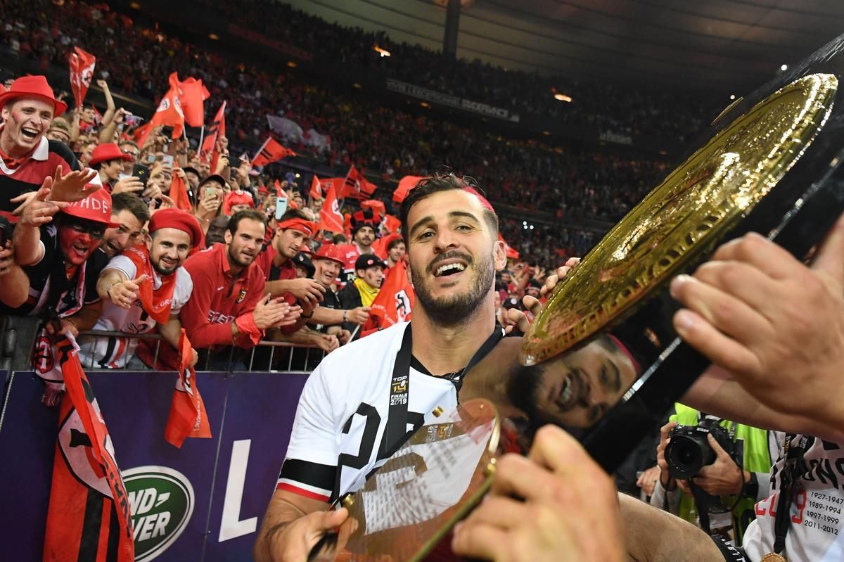 Sofiane Guitoune raises Brennus with Toulouse in 2015.