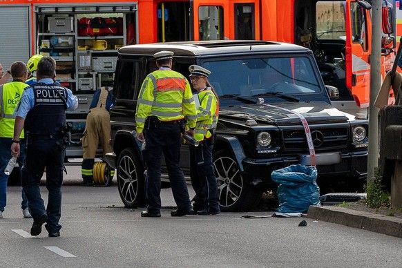 Stuttgart Auto confie à une foule à Stuttgart, une Classe G fait de vous une foule. Car Faehr dans la foule, Stuttgart, Olgastra