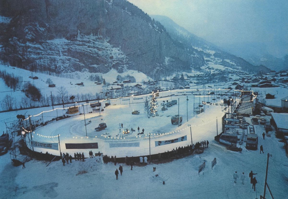 Un stade enneigé temporaire entre Lauterbrunnen et Stechelberg pour un Autorennn, avec des voitures et des spectateurs. Un stade enneigé temporaire entre Lauterbrunnen et Stechelberg pour un Autorennn, avec des voitures et des spectateurs.