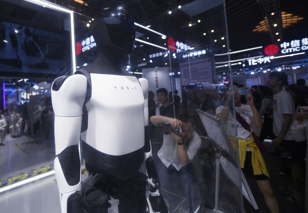 Tesla Bot Optimus a exposé à la Conférence mondiale IA 2024 au Shanghai Exhibition Center, avec des visiteurs prenant des photos. Tesla Bot Optimus a exposé à la Conférence mondiale IA 2024 au Shanghai Exhibition Center, avec des visiteurs prenant des photos.
