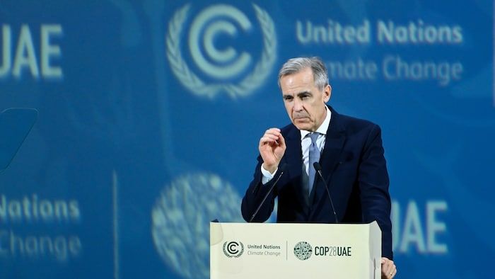 M. Carney parle derrière un microphone lors d'une conférence sur le climat des Nations Unies.