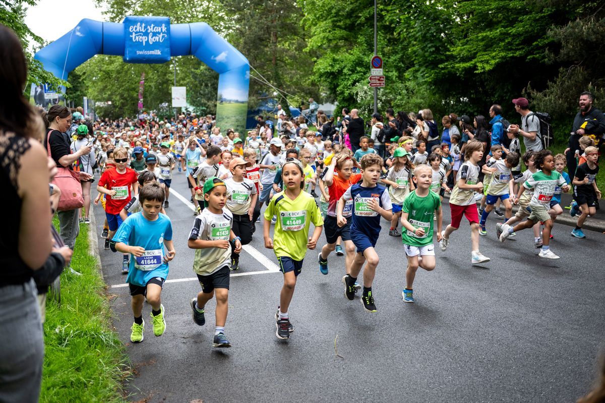 Enfants âgés de 7 à 8 ans, lors des garçons de 2 km dans la course de 20 km de Lausanne, avec un grand départ de marquage arche gonflable bleu. Photo de Jean-Guy Python. Enfants âgés de 7 à 8 ans, lors des garçons de 2 km dans la course de 20 km de Lausanne, avec un grand départ de marquage arche gonflable bleu. Photo de Jean-Guy Python.