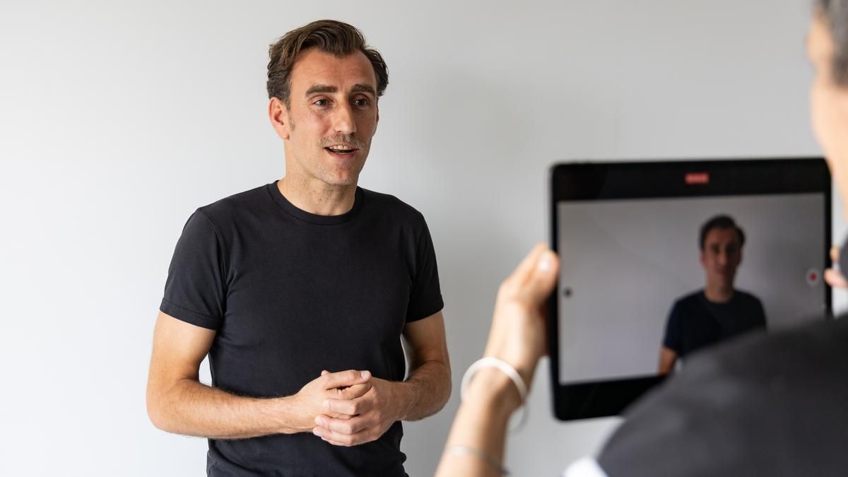 Avant de commencer leur audition, les acteurs doivent filmer une présentation dans laquelle ils refusent leur nom, leur âge, leur poids, leur taille et ce qu'ils font dans la vie.