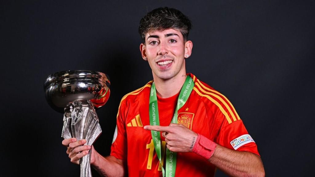 Dani Rodríguez avec le titre du U19 européen