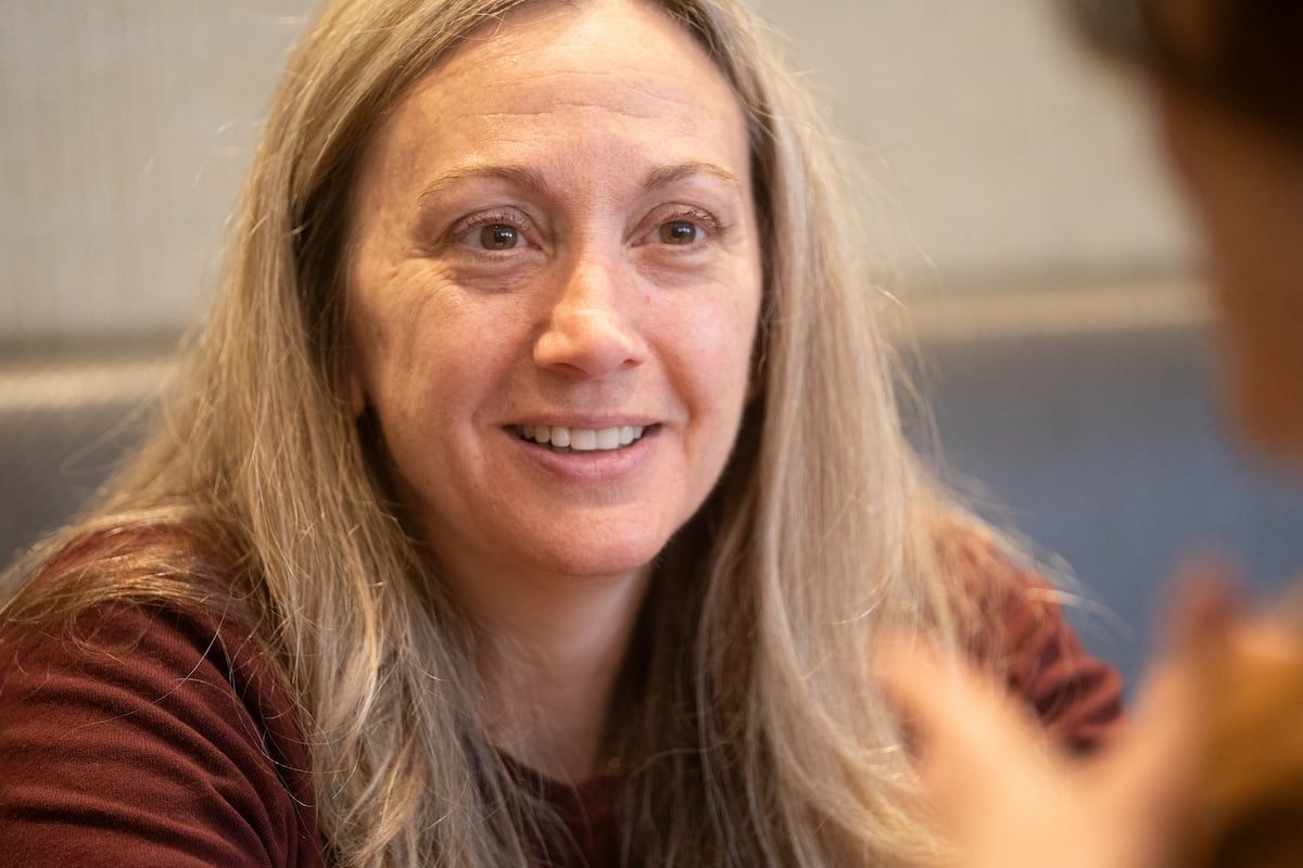 Au cours de la campagne électorale, Caroline Desrochers s'est présentée comme économiste de la formation avec plus de vingt ans d'expérience pour défendre les intérêts des Canadiens.