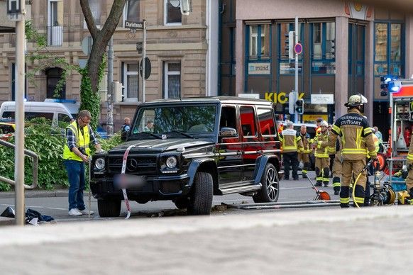 Stuttgart Auto économe une classe G noire dans une foule à Stuttgart, à un stop en métro dans un MGE humain, une foi de voitures dans la foule, Stuttgart, Olgastraße 35, Stuttgart, il ...