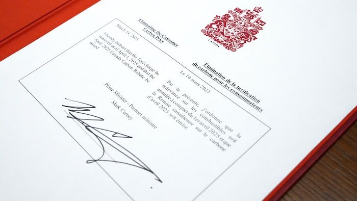 La signature de Mark Carney sur un document qui formalise la mesure.