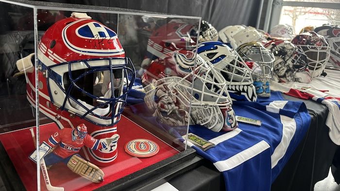Casques du gardien de but peint de différentes couleurs.