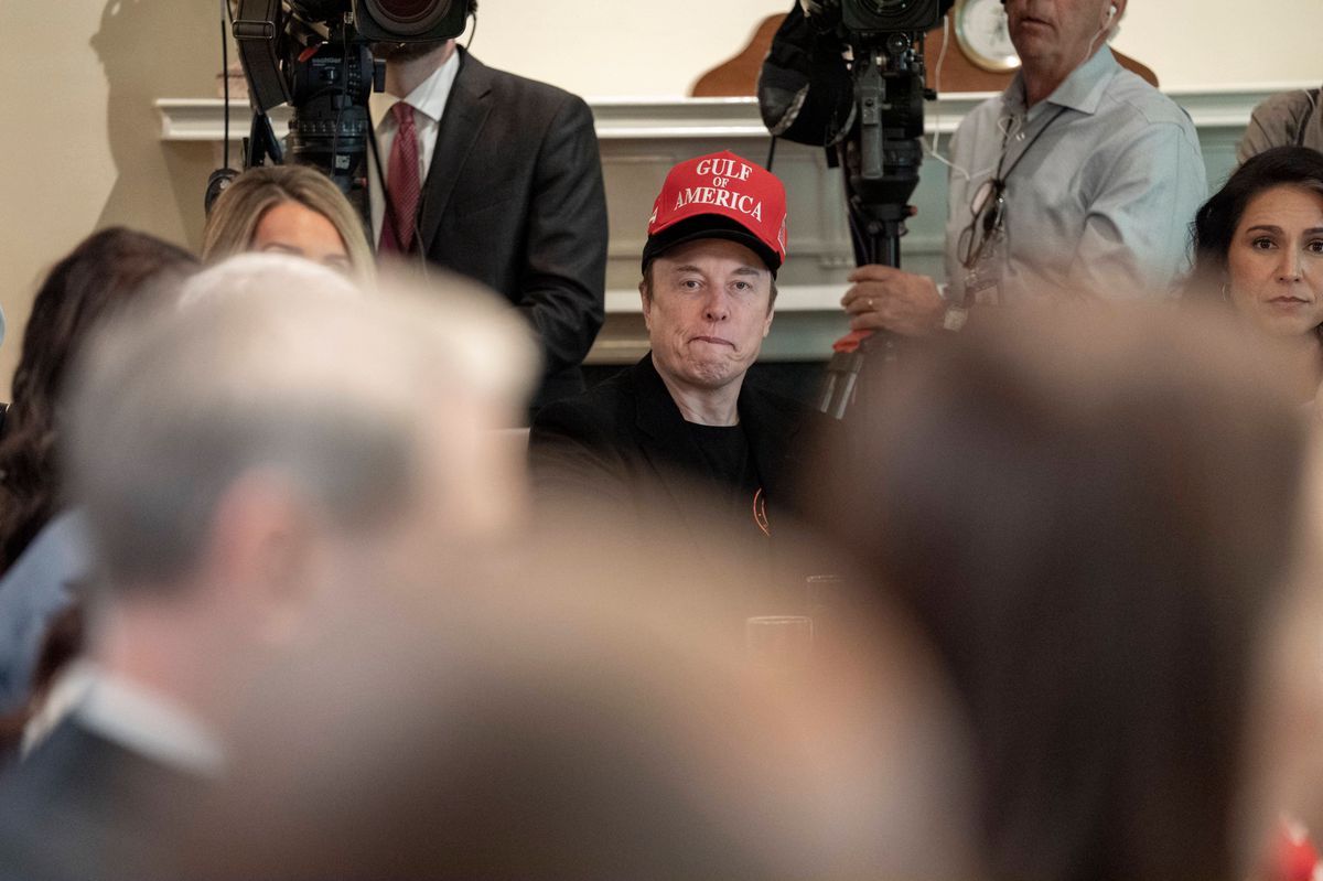 Elon Musk lors d'une réunion du Cabinet à la Maison Blanche, portant une casquette rouge avec l'inscription «Gulf America», entourée de participants et de médias. Elon Musk lors d'une réunion du Cabinet à la Maison Blanche, portant une casquette rouge avec l'inscription «Gulf America», entourée de participants et de médias.