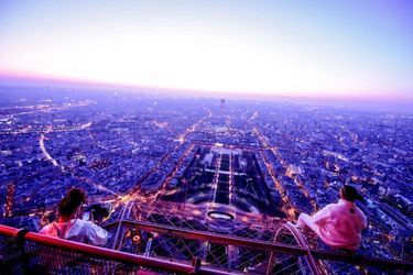 La célèbre photo du groupe PNL au sommet de la tour Eiffel.