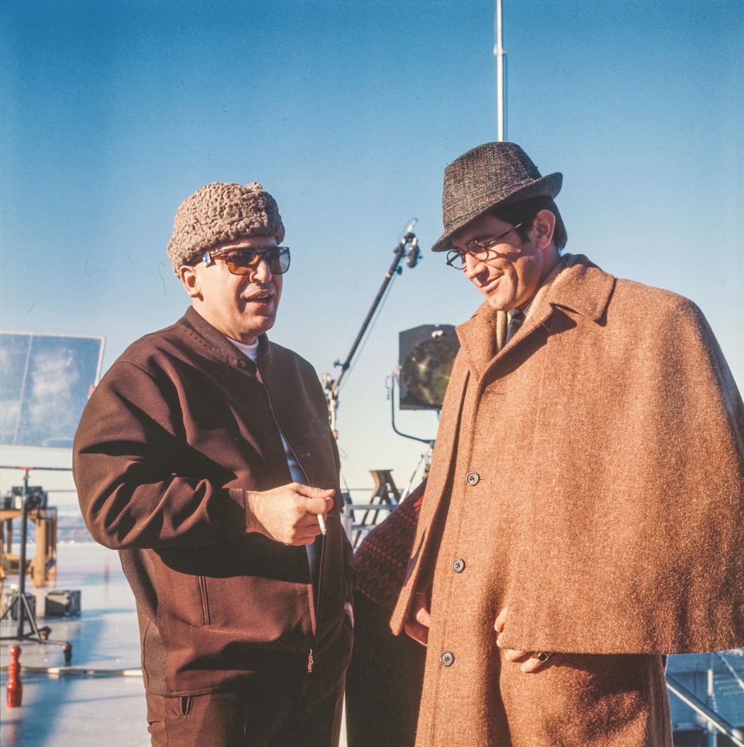 Réunion sur Piz Gloria entre Telly Savals à Blofeld et George Lazenby à James Bond, sur le tournage. Réunion sur Piz Gloria entre Telly Savals à Blofeld et George Lazenby à James Bond, sur le tournage.