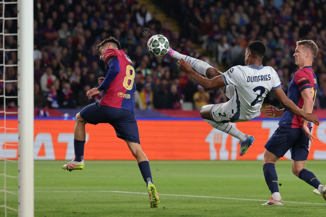 Denzel Dumfries a donné une avance à l'Inter 2-0 au début de la première mi-temps avant que Barcelone ne se retourne.