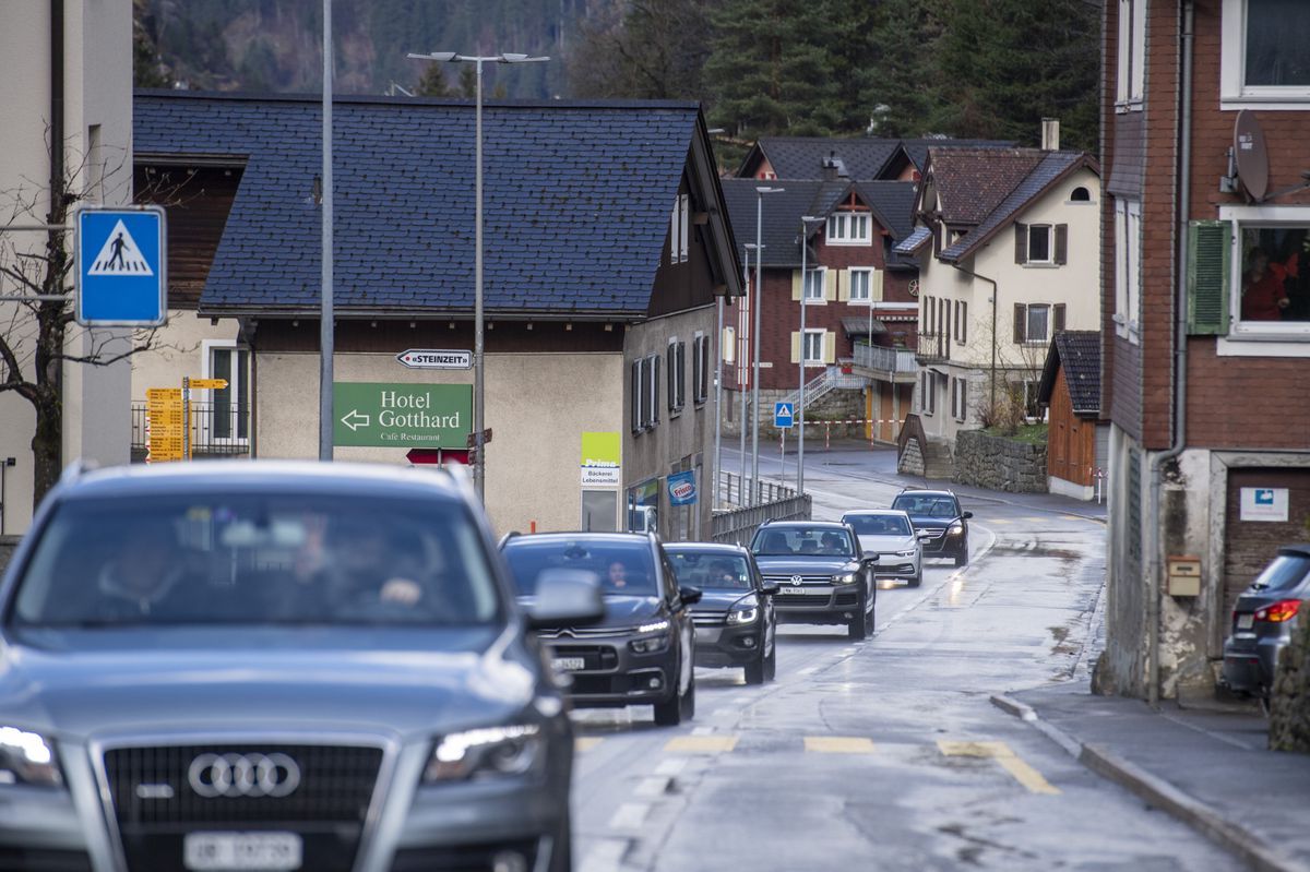 Les voitures traversent le village de Gurtnellen pour éviter les embouteillages sur le tunnel Gotthard. Le trafic de trafic avant Pâques le 31 mars 2023. Les voitures traversent le village de Gurtnellen pour éviter les embouteillages sur le tunnel Gotthard. Le trafic de trafic avant Pâques le 31 mars 2023.