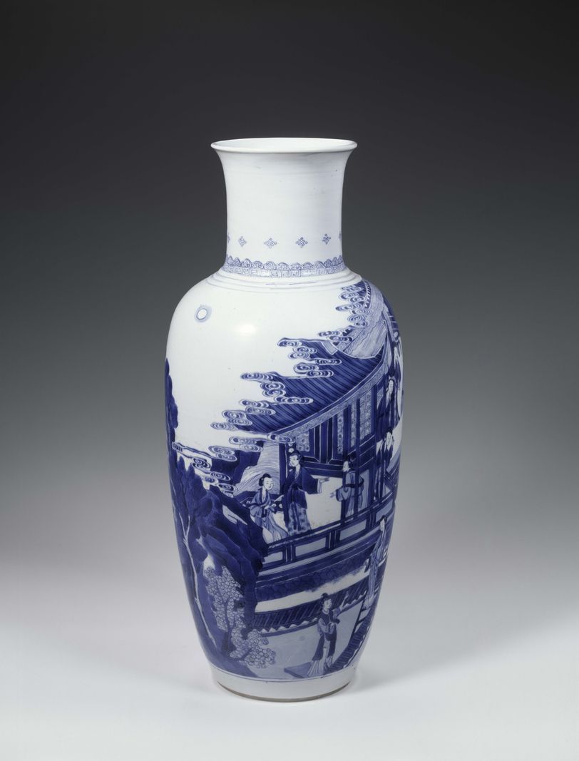 Vase en porcelaine blanc avec des motifs bleus représentant une scène architecturale asiatique traditionnelle, sur fond gris. Vase en porcelaine blanc avec des motifs bleus représentant une scène architecturale asiatique traditionnelle, sur fond gris.