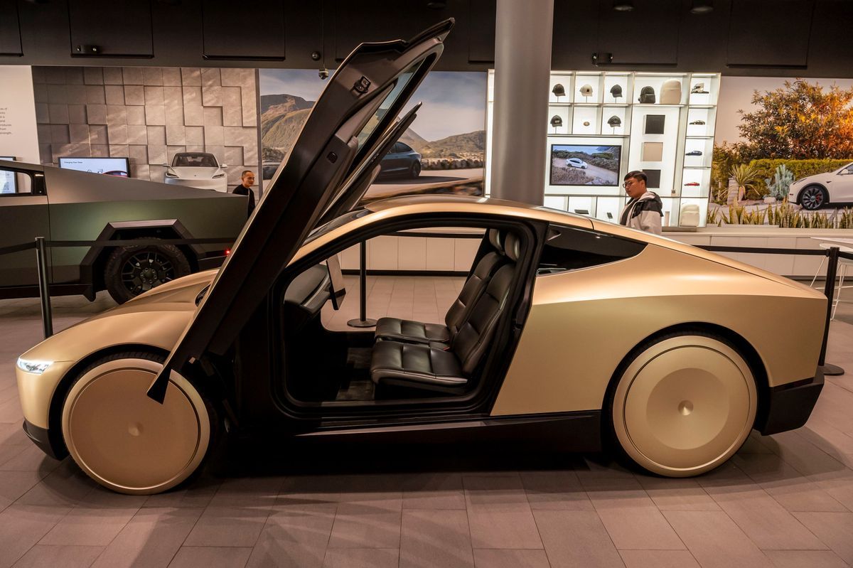 Le prototype de Tesla Cybercab exposé dans un magasin Tesla à San Jose, en Californie, le 12 novembre 2024. Le véhicule, sans volant ni pédales, sera probablement produit en 2026. Le prototype de Tesla Cybercab exposé dans un magasin Tesla à San Jose, en Californie, le 12 novembre 2024. Le véhicule, sans volant ni pédales, sera probablement produit en 2026.
