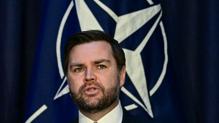 JD Vance s'exprime devant le logo de l'OTAN alors qu'il rencontrait le secrétaire général de l'OTAN le premier jour de la soixante et la première conférence de Munich le 14 février 2025.