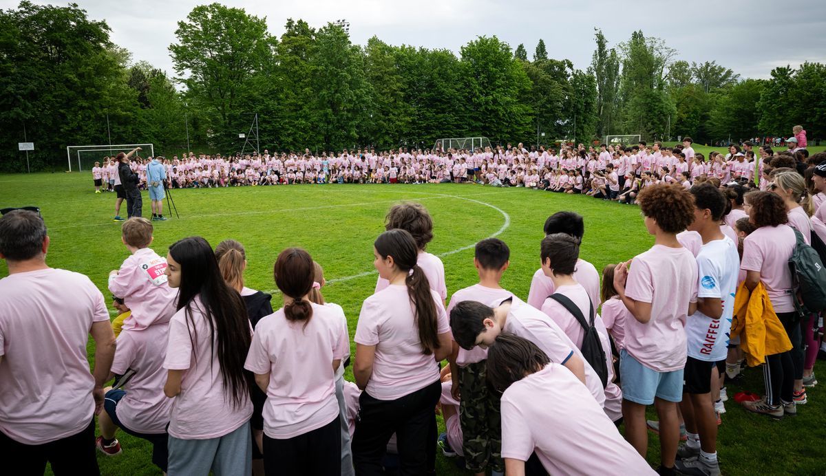 Les étudiants du Collège de Béthusy, vêtus de rose, posent pour une photo pendant les 20 kilomètres de Lausanne. Les étudiants du Collège de Béthusy, vêtus de rose, posent pour une photo pendant les 20 kilomètres de Lausanne.
