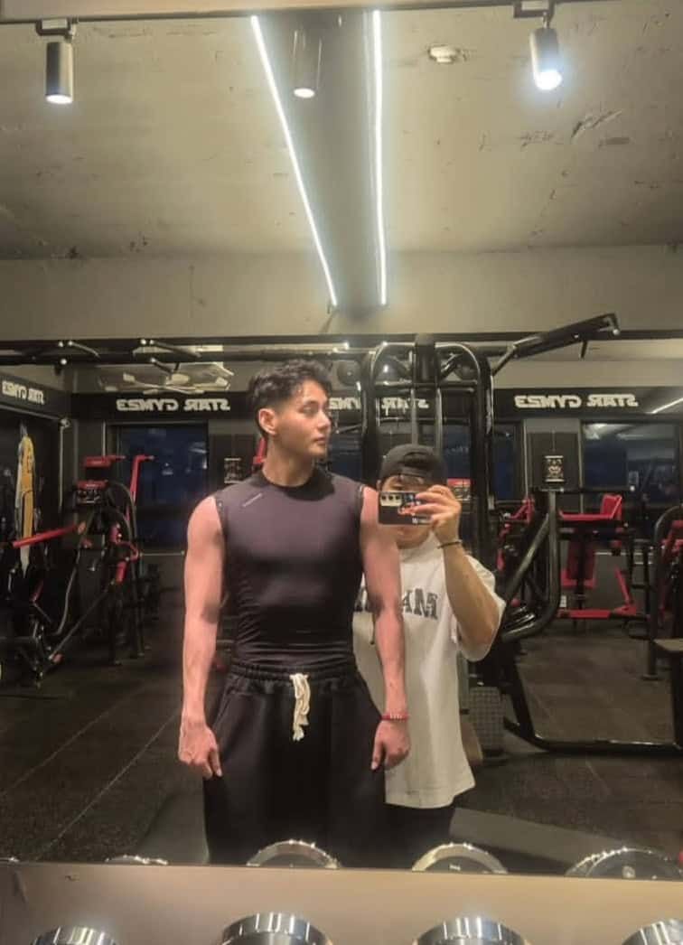 Taehyung, Jungkook et Song Kang dans le gymnase: nouvelles photos de panique Taehyung, Jungkook et Song Kang dans le gymnase: nouvelles photos de panique