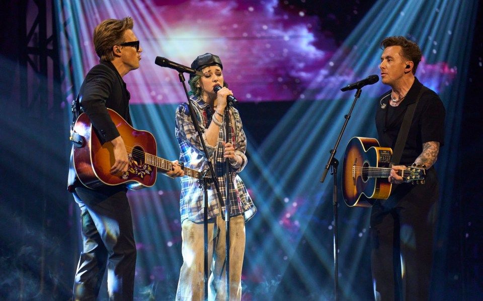 Tom Fletcher, Ava et Danny Jones se produisant sur The Voice UK.