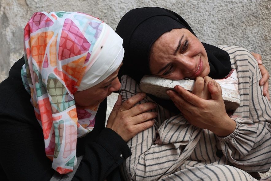 Une Palestinienne pleure en tenant la chaussure sanglante d'un être cher tué lors d'une grève israélienne, à l'hôpital Al-Chifa, à Gaza-Ville, au centre de la bande de Gaza, le 28 avril 2025