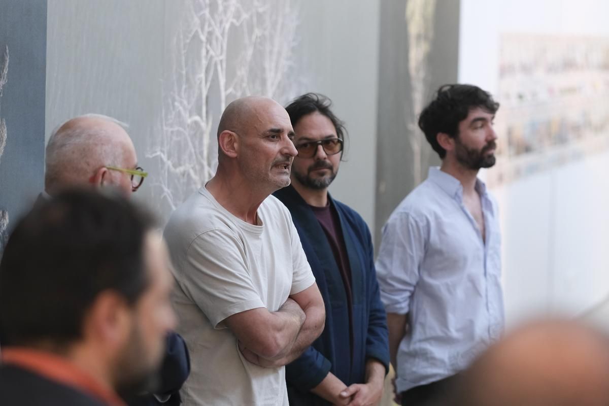 Le photographe Joël Peyrou (au centre) présente l'exposition. À droite, deux autres photographes collectifs, Alexandre Dupeyron et Élie Monferier.