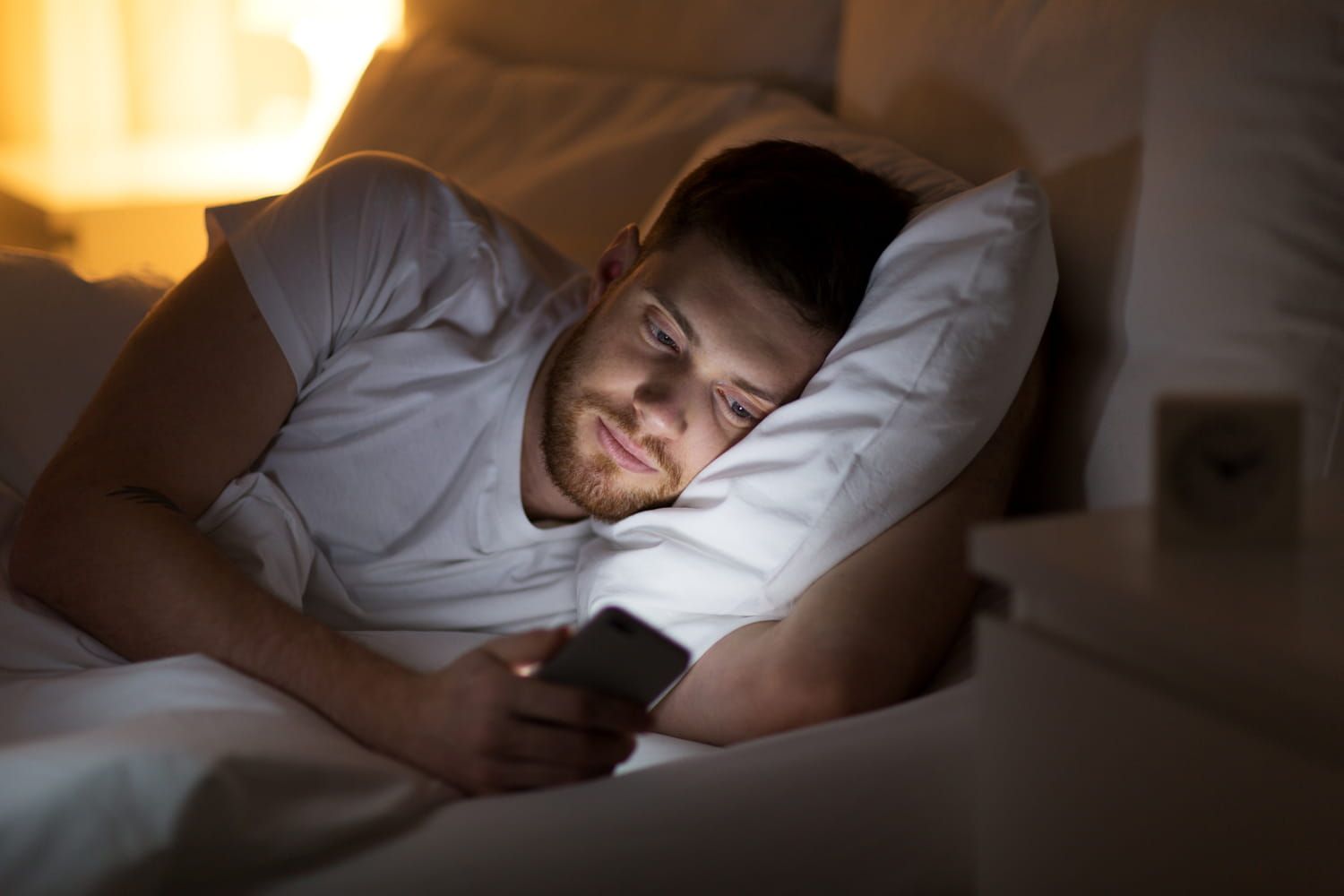 Passez-vous 1 heure sur votre téléphone avant de dormir? Voici à quel point cela augmente le risque d'insomnie