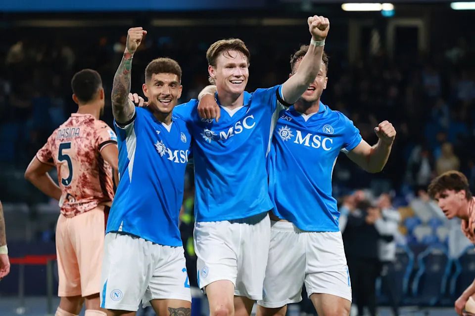 NAPLES, Italie - 27 avril: Scott McTominay célèbre avec Giovanni di Lorenzo et Amir Rrahmani après avoir marqué son deuxième but lors du match de Serie A entre Napoli et Torino au Stadio Diego Armando Maradona le 27 avril 2025 à Naples, Italie. (Photo de Francesco Pecoraro / Getty Images)