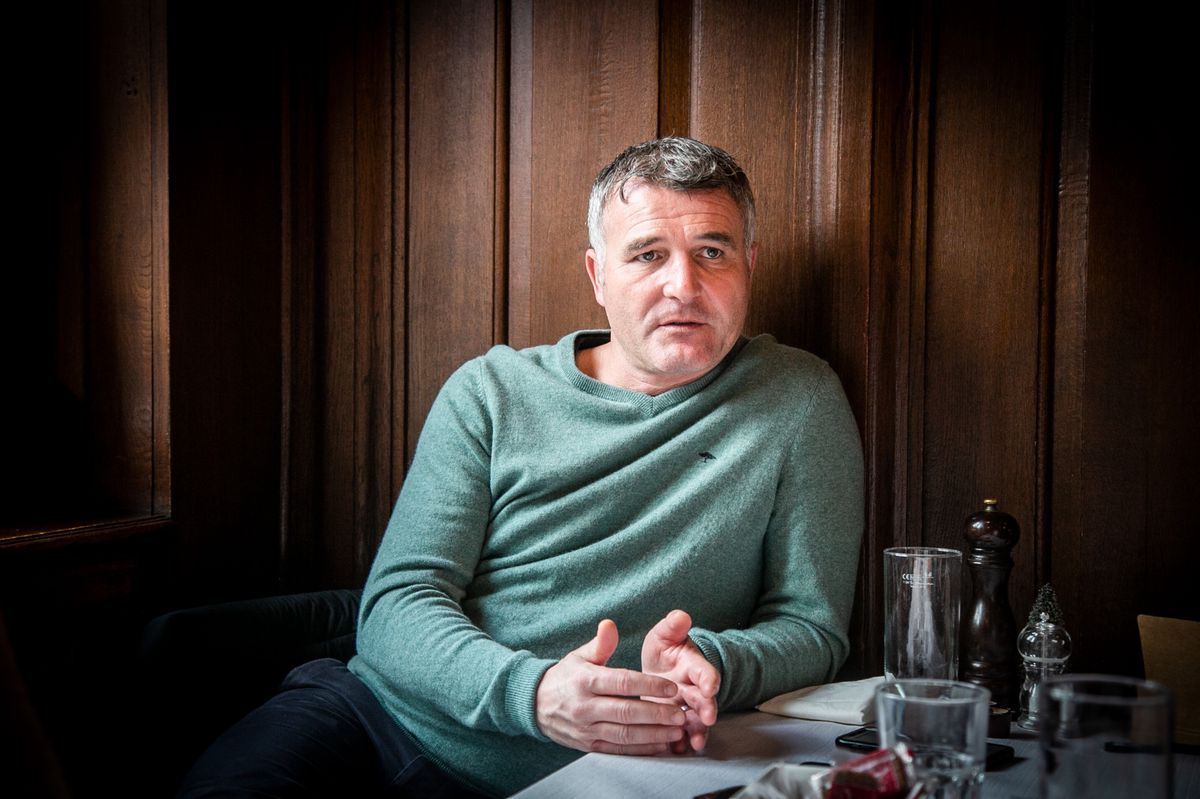 Alexander Frei discutant à une table dans un restaurant à Bâle, décembre 2024. Alexander Frei discutant à une table dans un restaurant à Bâle, décembre 2024.