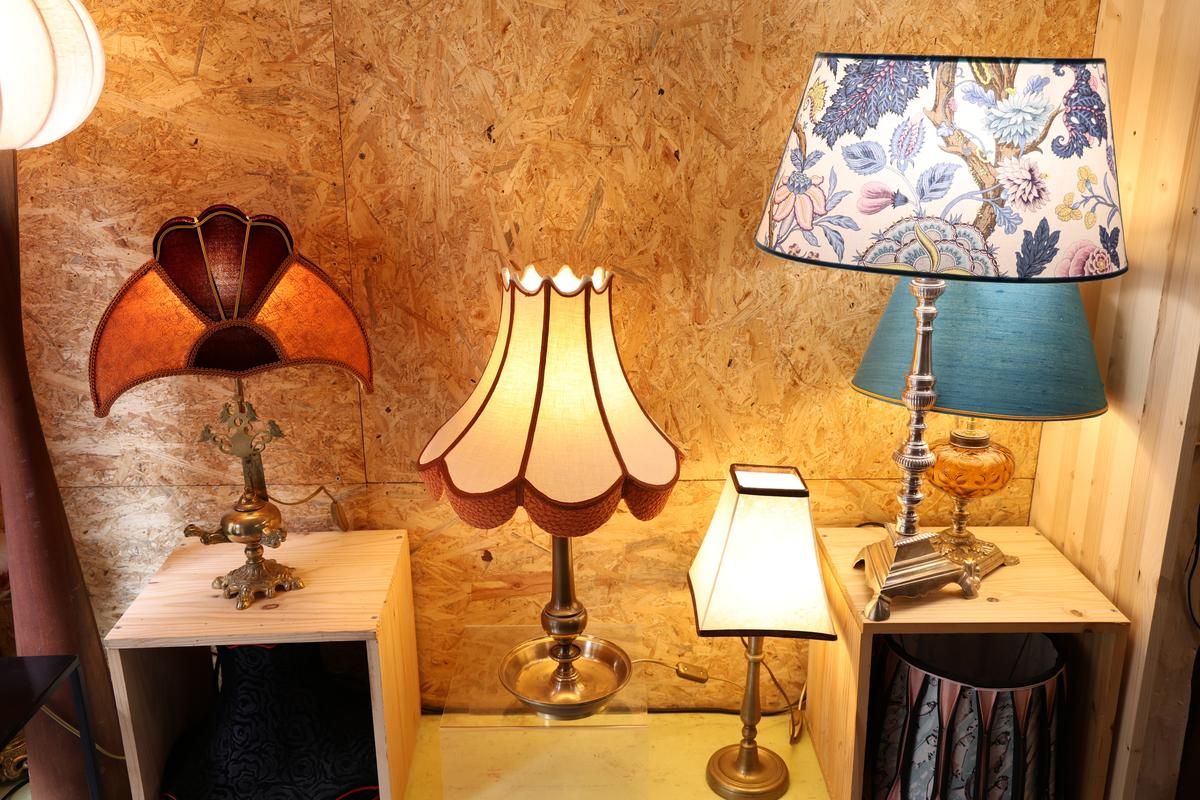 Toutes les formes de lampes sont autorisées. Nadège Tricard a le don de savoir comment harmoniser le abat-jour et le pied.