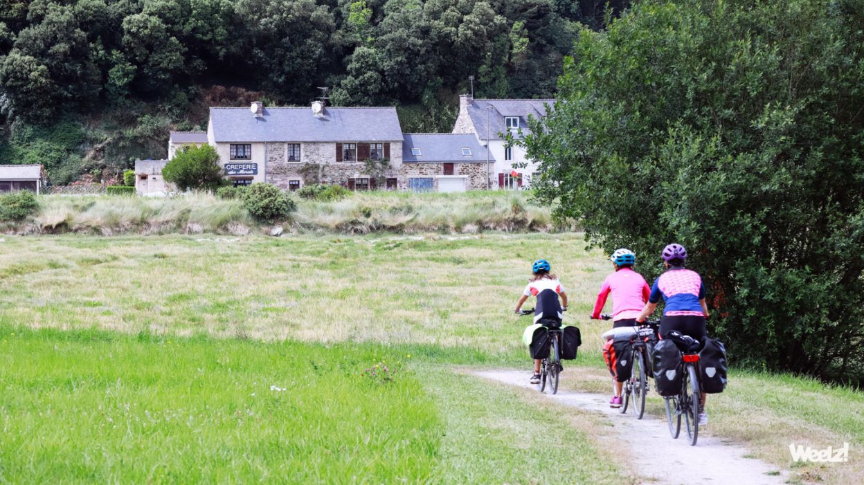 3 touristes à vélo qui arrivent de gens de Brittany