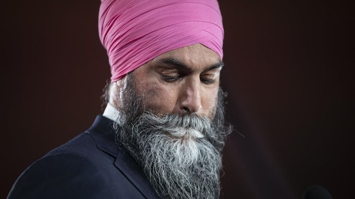 Jagmeet Singh est visiblement déçu et abaisse son regard après sa défaite piquante.