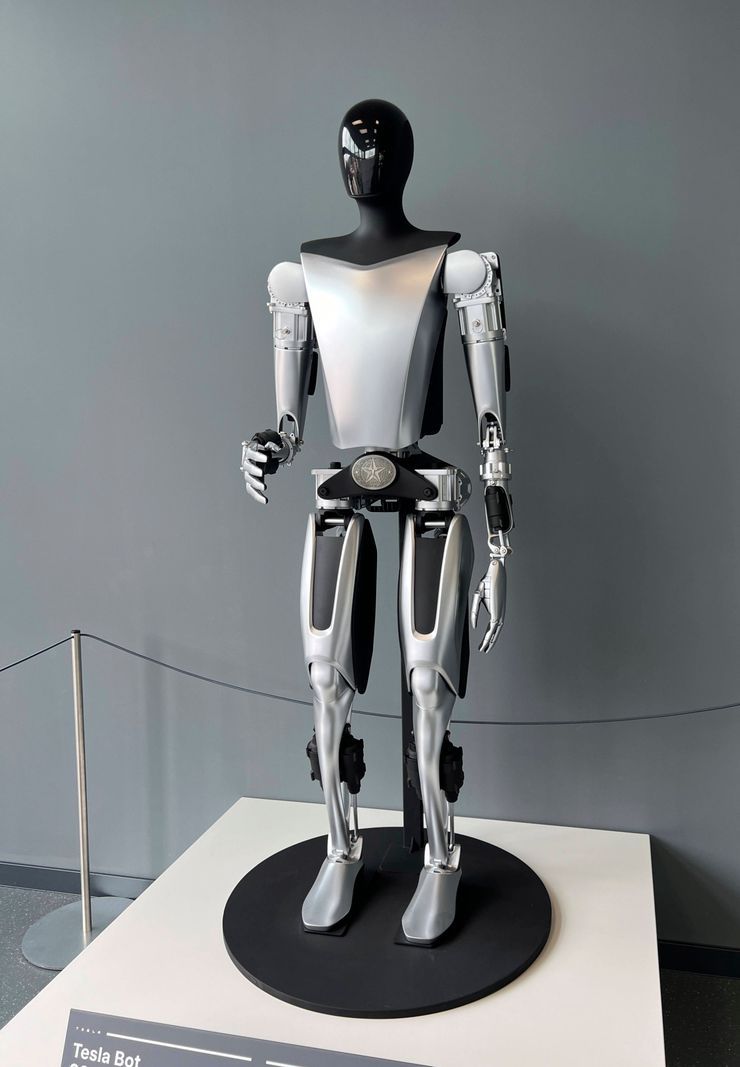 Un robot humanoïde Tesla Bot Optimus avec IA, exposé à l'entrée de la salle d'exposition Tesla à Munich pour l'inspection des visiteurs le 22 mai 2024. Un robot humanoïde Tesla Bot Optimus avec IA, exposé à l'entrée de la salle d'exposition Tesla à Munich pour l'inspection des visiteurs le 22 mai 2024.