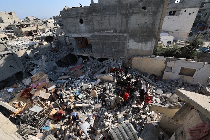 Les Palestiniens recherchent des survivants dans les décombres d'un bâtiment touché par un tir israélien à Bureij, au centre de la bande de Gaza, le 2 mai 2025
