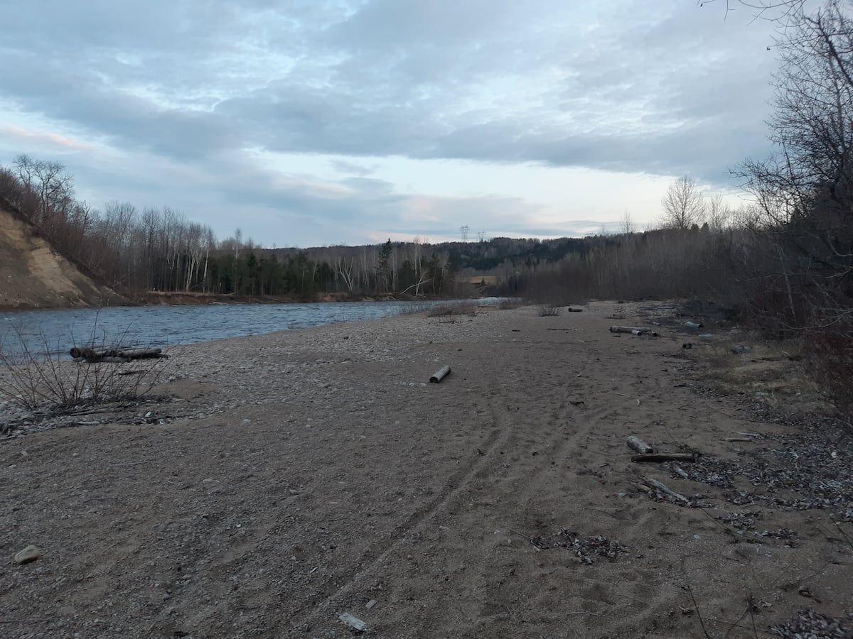 Dans la soirée du 2 mai 2020, le groupe d'amis a campé et a allumé un incendie sur cette plage dans le parcours de Berges.