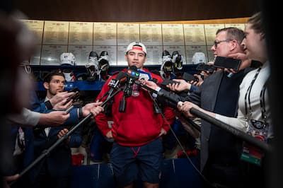 Vendredi, Lane Hutson, lors du record des joueurs des Canadiens à Brossard.