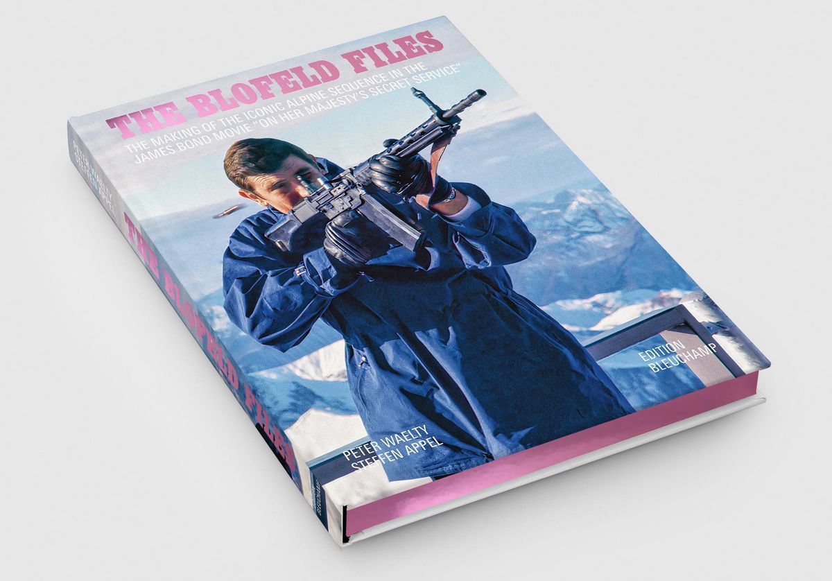 Couverture de livre «Les fichiers Blofeld» avec une image d'une personne tenant une arme, un fond montagneux. Couverture de livre «Les fichiers Blofeld» avec une image d'une personne tenant une arme, un fond montagneux.