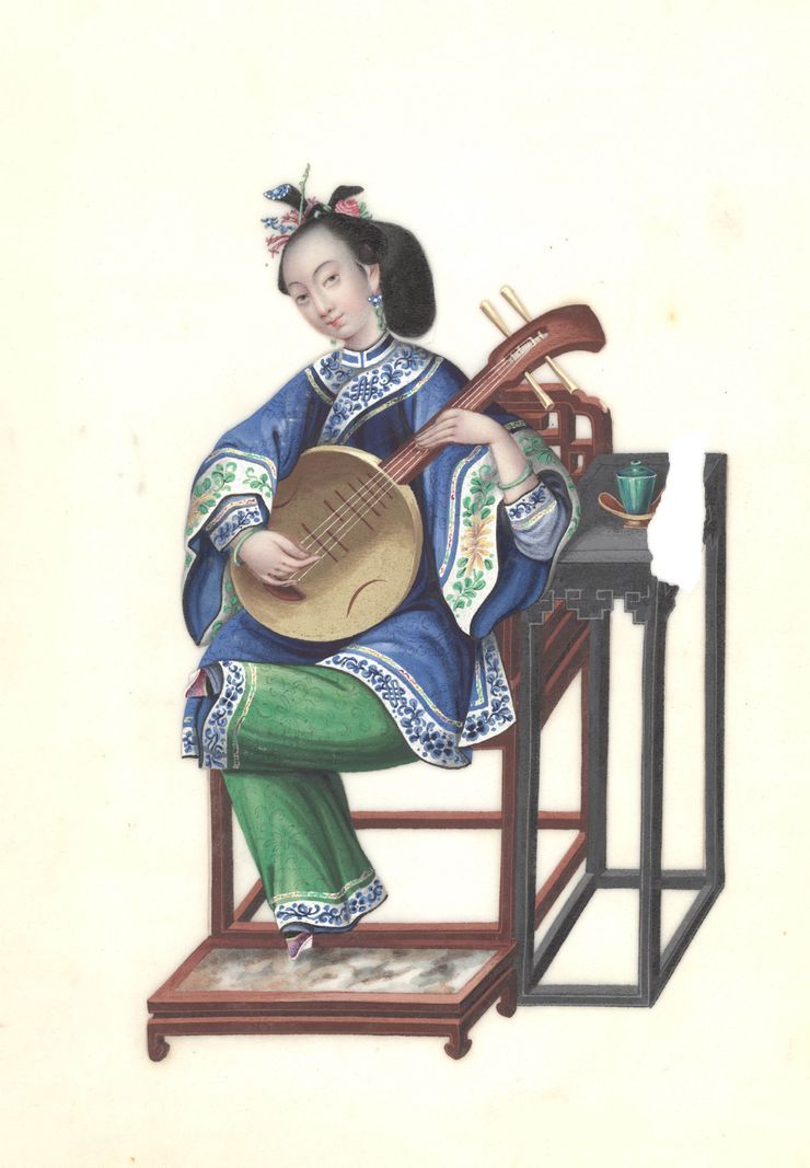 Une femme en tenue asiatique traditionnelle joue Pipa assise sur une chaise, avec une table à côté d'elle. Une femme en tenue asiatique traditionnelle joue Pipa assise sur une chaise, avec une table à côté d'elle.