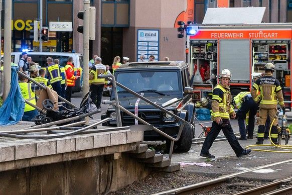 Stuttgart Auto Évitra une classe G dans une foule à Stuttgart, Car reraie dans une foule, Stuttgart, Olgastrae 35, Stuttgart, Heilbronnerstrasse / Kriegsbergstrass ...