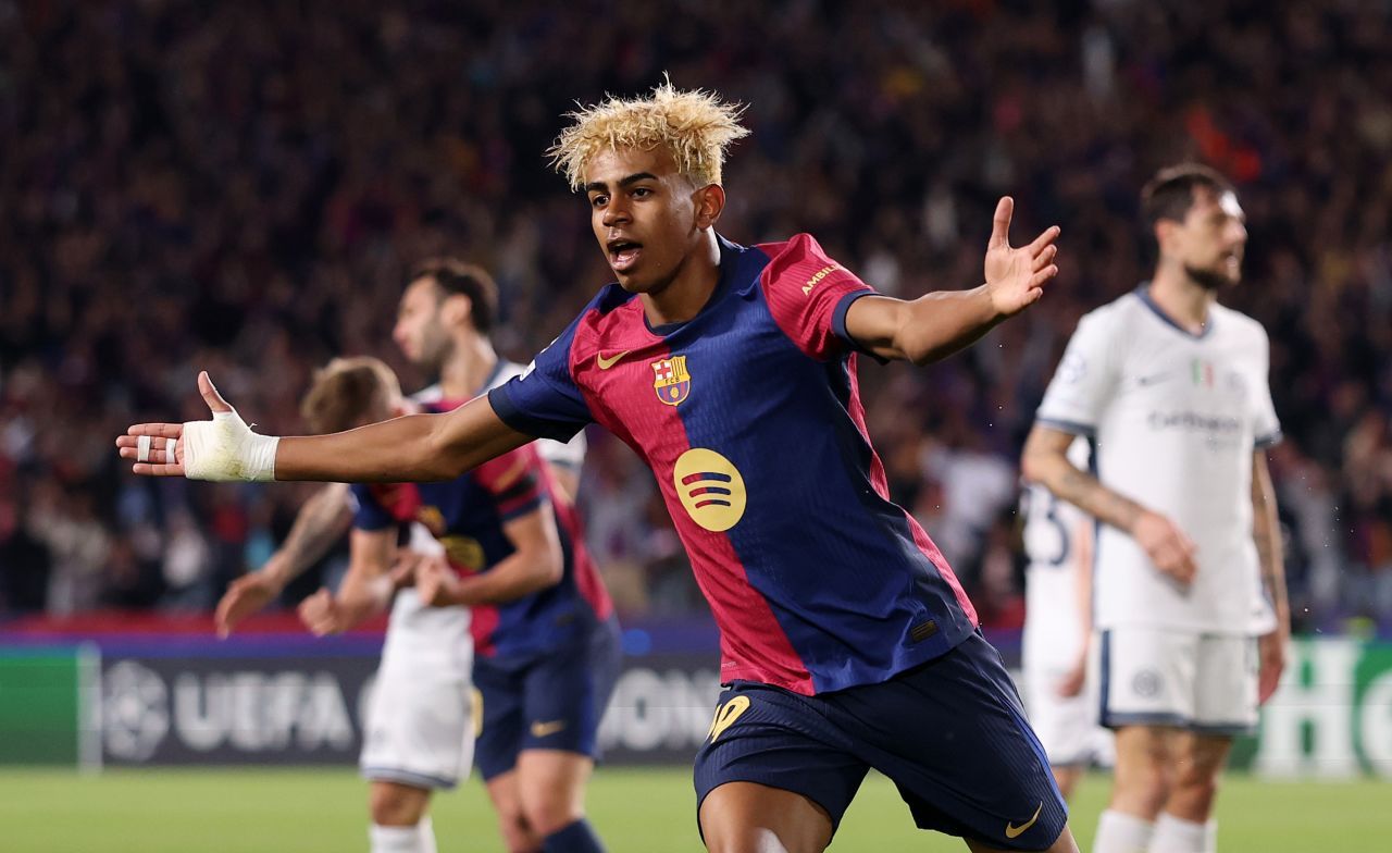 Lamine Yamal célèbre après avoir marqué le premier but de Barcelone.