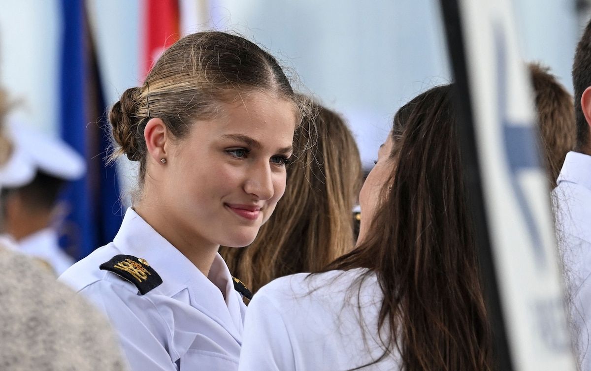 La princesse de la Couronne espagnole Leonor (L) est accueillie par la reine de la Mère Spagne Letizia après avoir débarqué du navire de formation de la marine espagnole Juan Sebastian de Elcano à son arrivée à Amador Terminal Cruise à Panama City le 3 mai 2025. (Photo de Martin Bernetti / AFP)