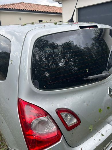 Une voiture capturée à Martres Tolosan après l'épisode de la grêle.
