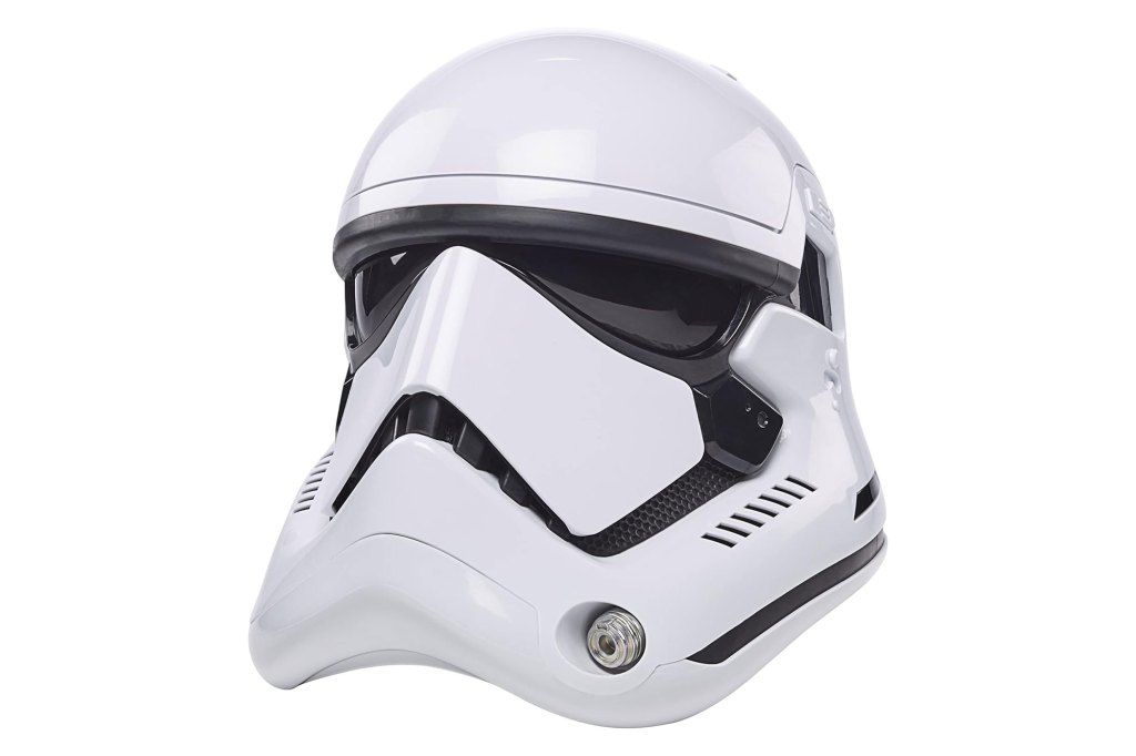 Casque blanc avec un masque facial noir ressemblant à un casque de Stormtrooper