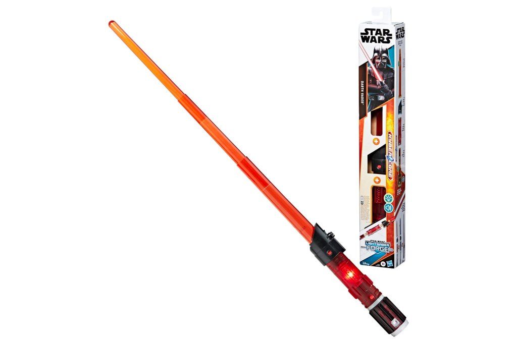 Tim Jennings tenant un sabre laser jouet avec sa boîte